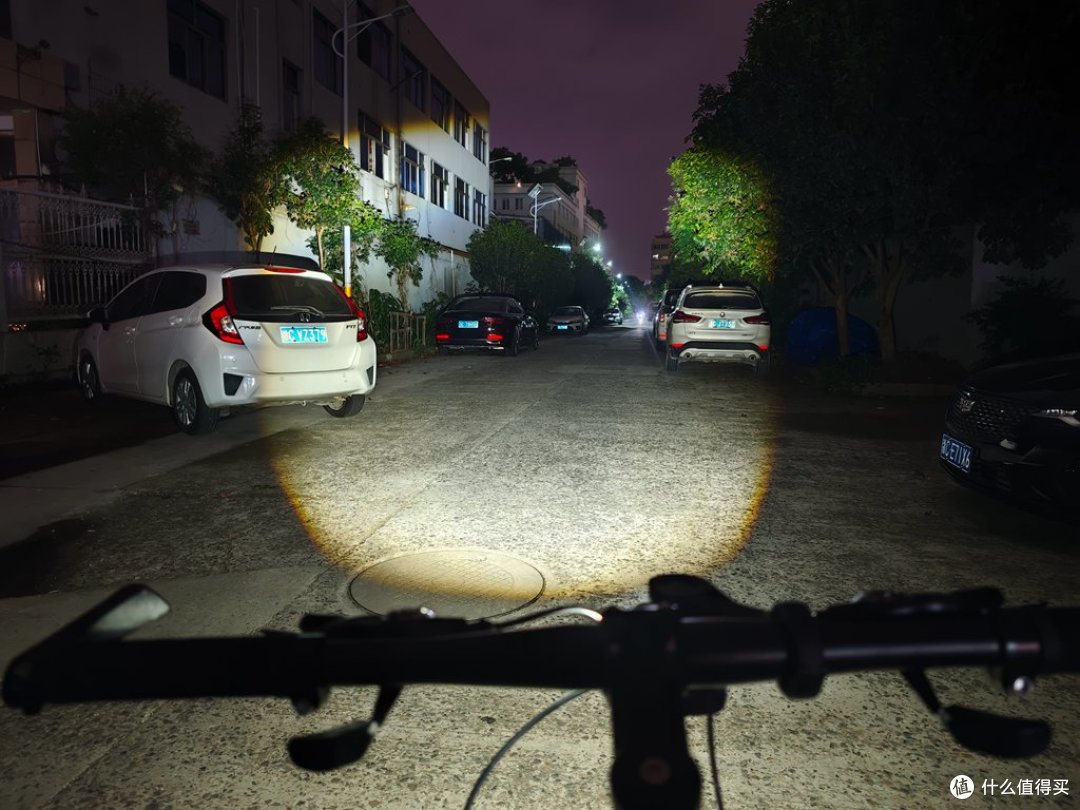迈极炫RC1000吊装夜骑灯实测:千流明截止线,安全长效护骑行