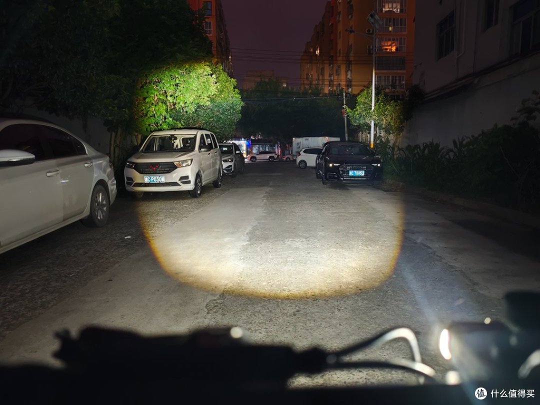 迈极炫RC1000吊装夜骑灯实测:千流明截止线,安全长效护骑行