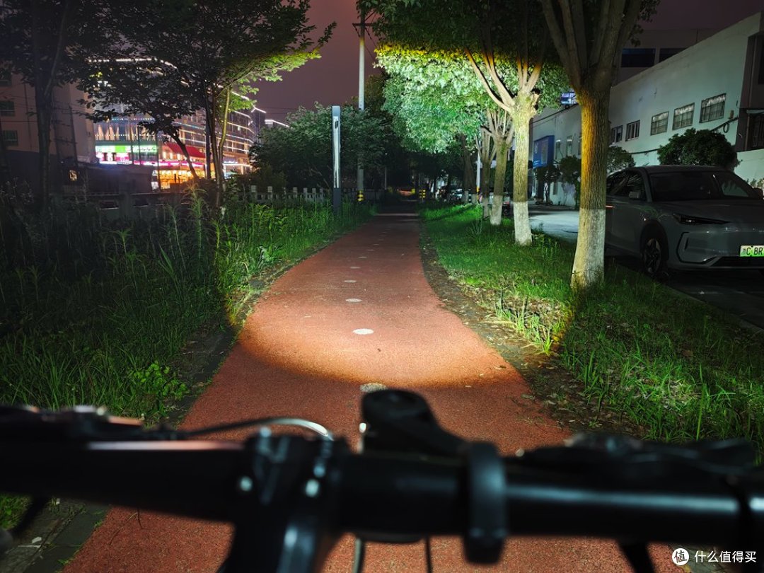 迈极炫RC1000吊装夜骑灯实测:千流明截止线,安全长效护骑行