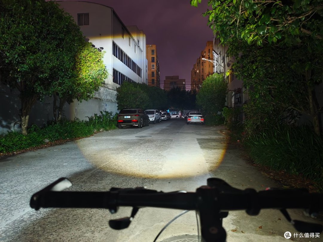 迈极炫RC1000吊装夜骑灯实测:千流明截止线,安全长效护骑行