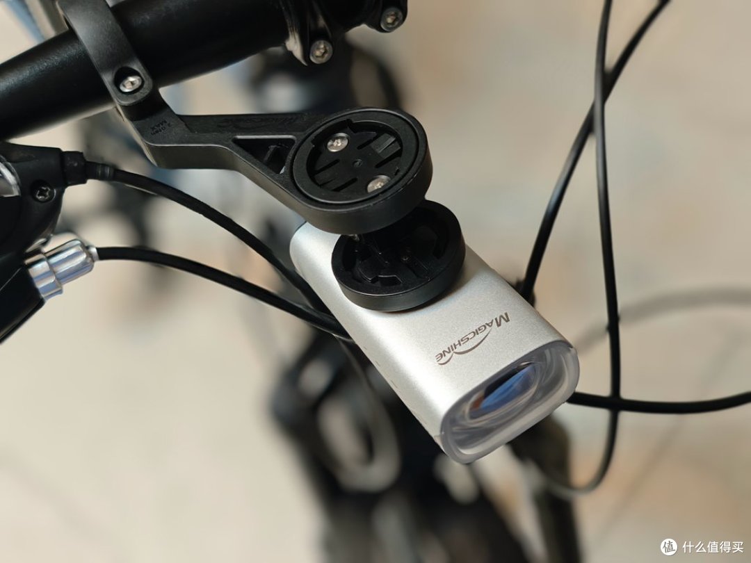 迈极炫RC1000吊装夜骑灯实测:千流明截止线,安全长效护骑行