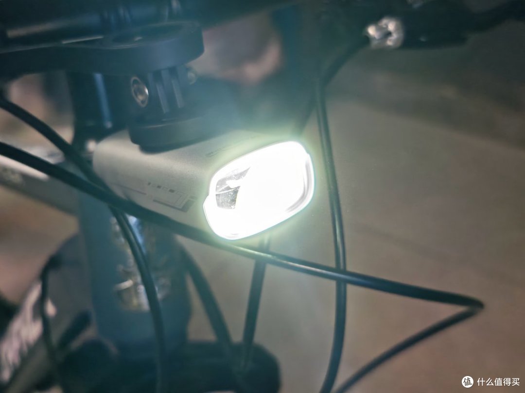 迈极炫RC1000吊装夜骑灯实测:千流明截止线,安全长效护骑行