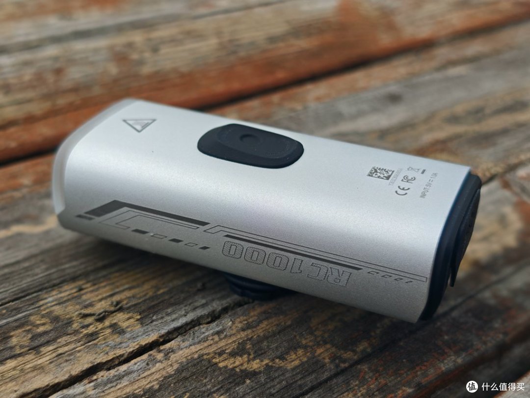 迈极炫RC1000吊装夜骑灯实测:千流明截止线,安全长效护骑行