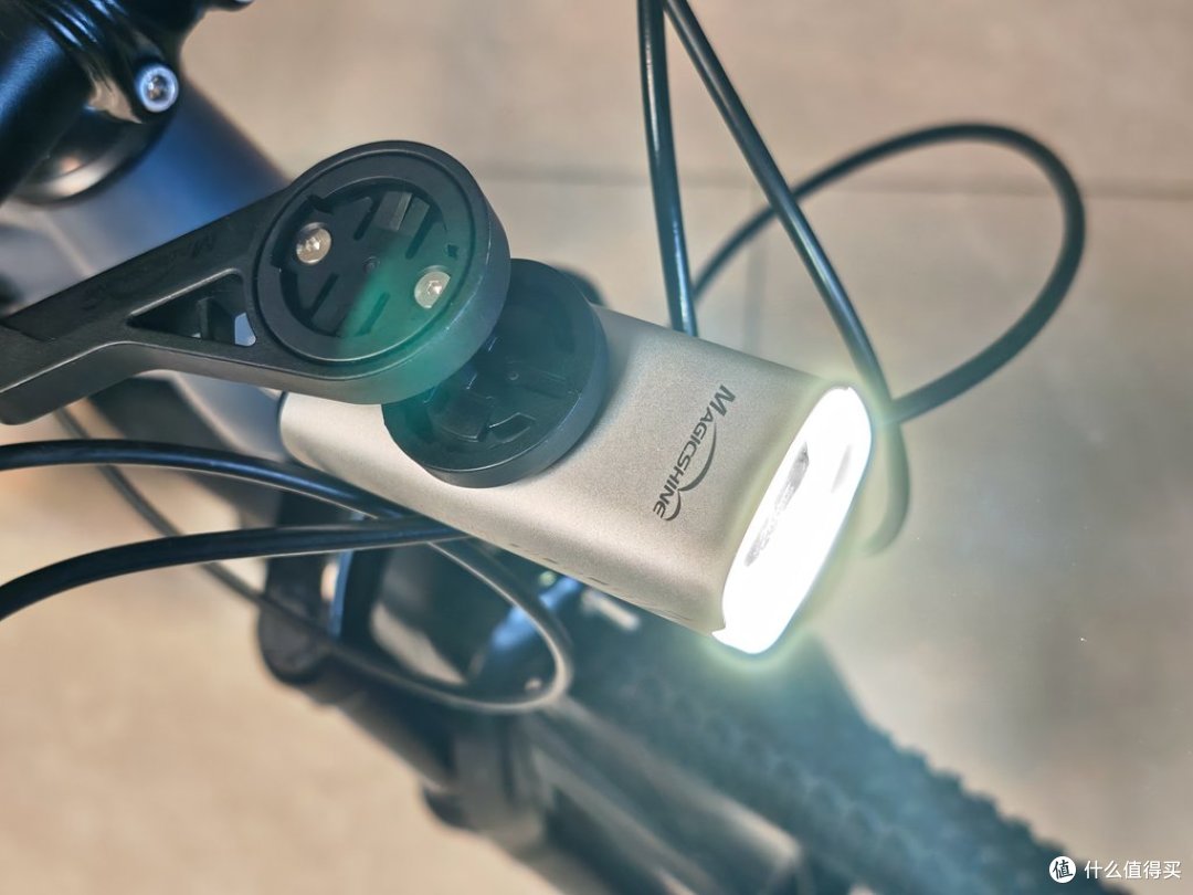 迈极炫RC1000吊装夜骑灯实测:千流明截止线,安全长效护骑行
