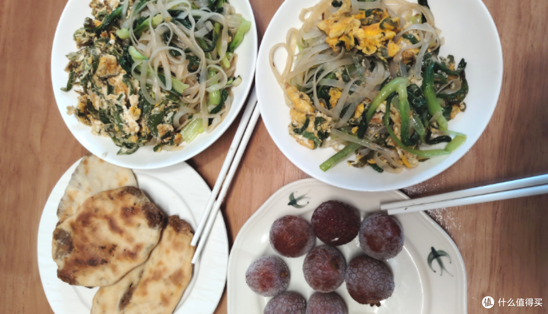 炒了两大碗米粉，结果还是剩了大半碗😅🍜