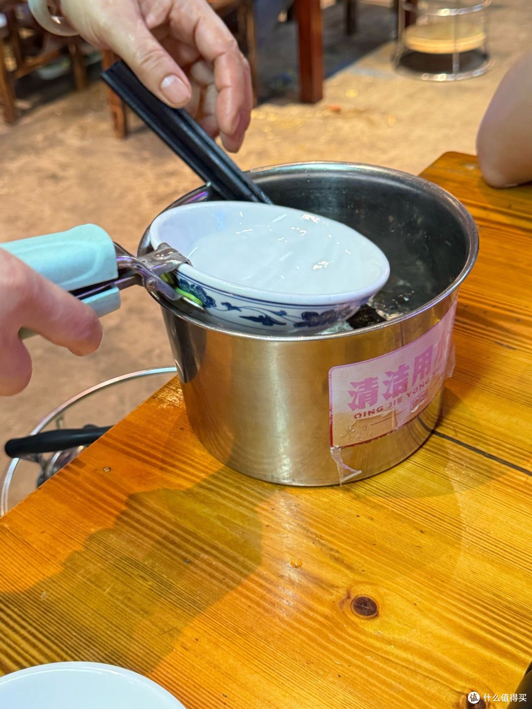 在外面吃饭,用热水烫碗筷真能杀菌?还是自我安慰而已?