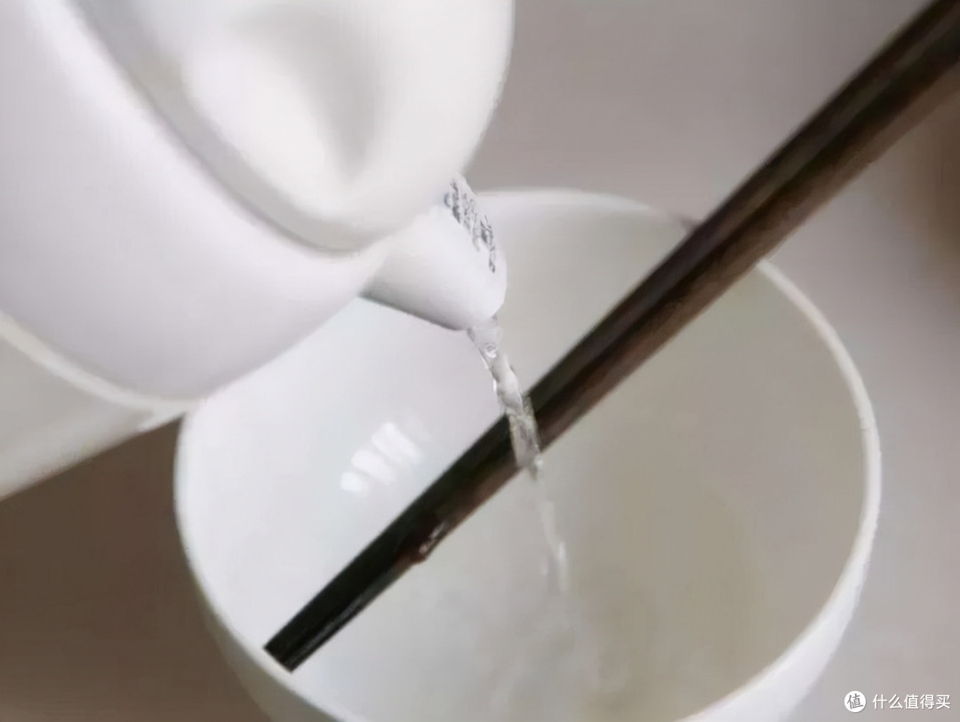 在外面吃饭,用热水烫碗筷真能杀菌?还是自我安慰而已?