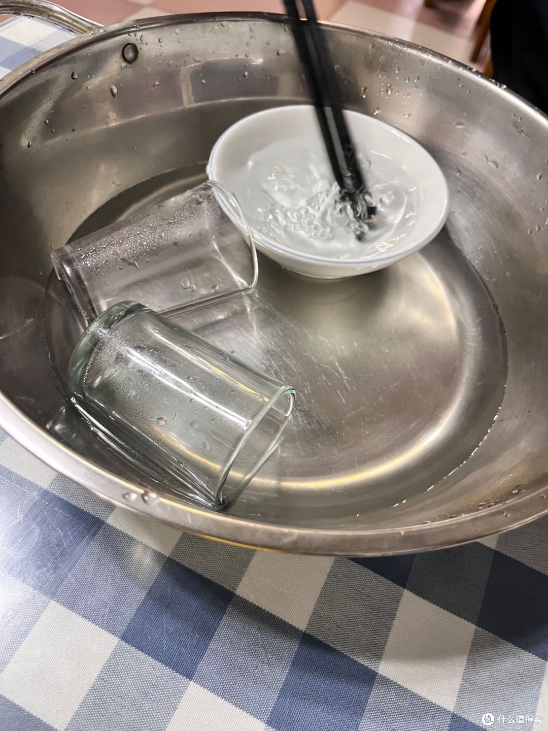 在外面吃饭,用热水烫碗筷真能杀菌?还是自我安慰而已?