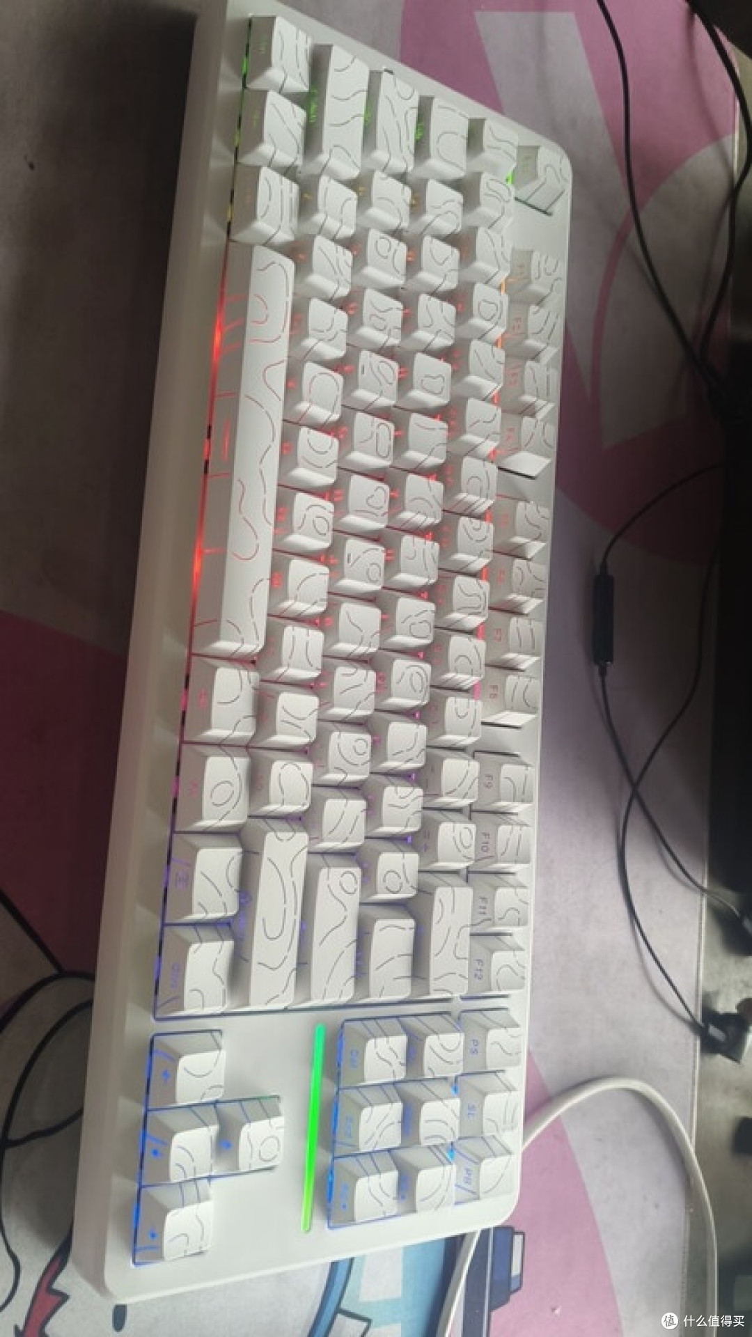 98键纯白键盘,颜值与性能兼备?