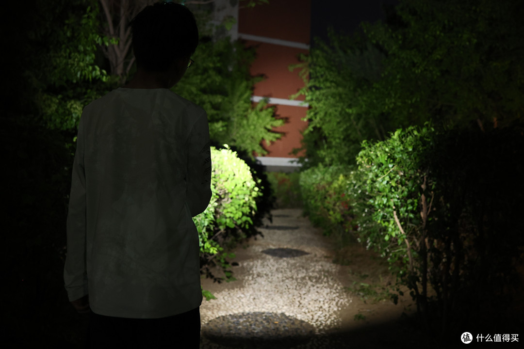 随身硬核光源!菲尼克斯E08R UE手电,黑夜出行好搭档