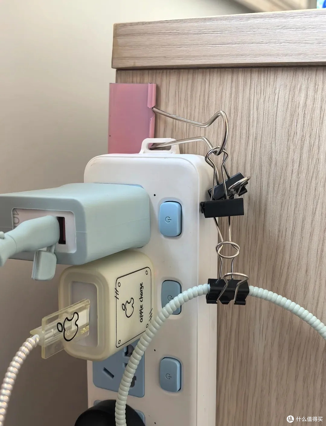 被年轻人的「工位智慧」惊到了！分文不花，办公桌变得整整齐齐