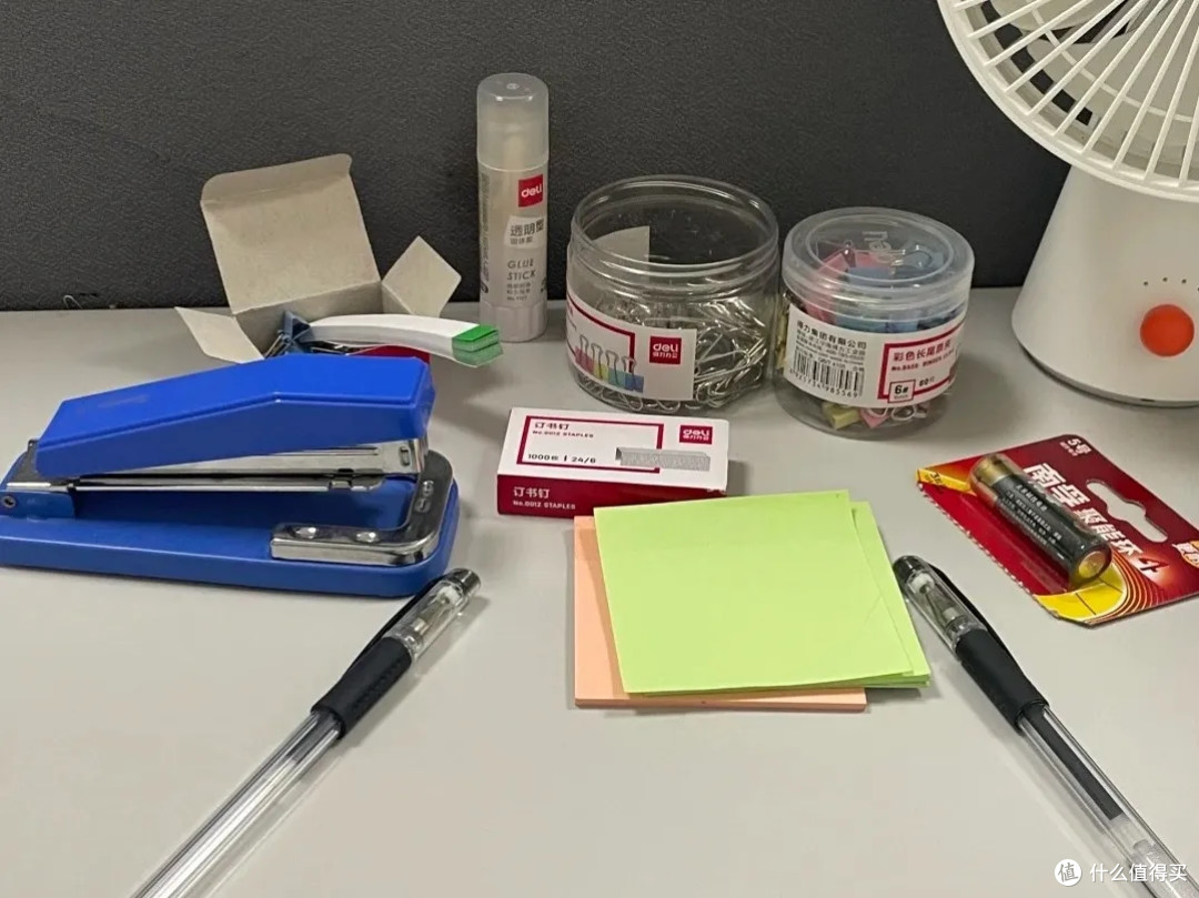 被年轻人的「工位智慧」惊到了！分文不花，办公桌变得整整齐齐