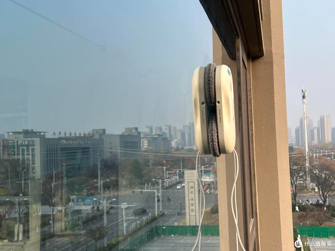安全绳和断电保护是高空作业的双重保险，缺一不可