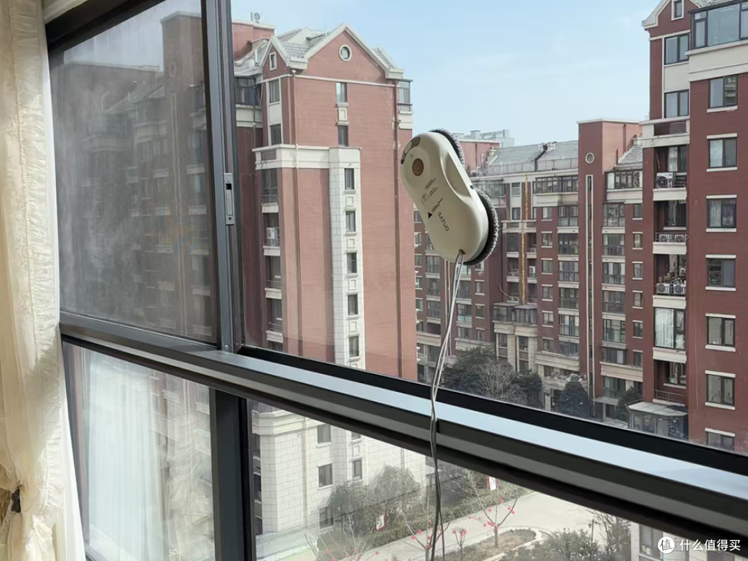 智能的弓字形路径规划，能确保每一寸玻璃都被清洁到。