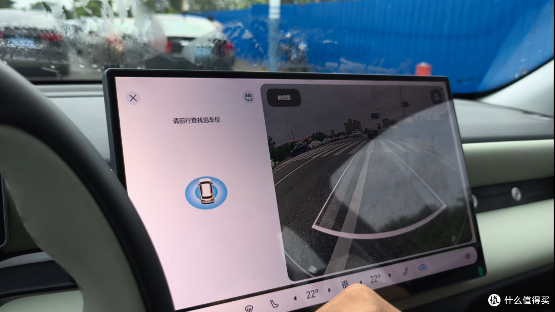从这张图里应该能看出停车位紧张吧，这还只是一条偏僻的小路