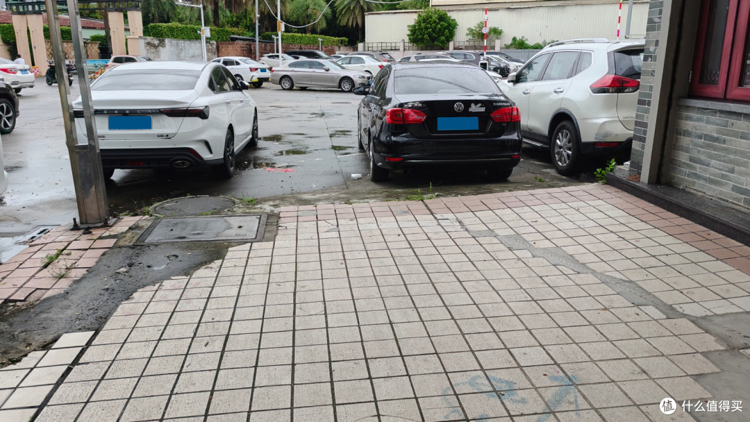 停车位示意图，大部分都很窄，实际停不进去
