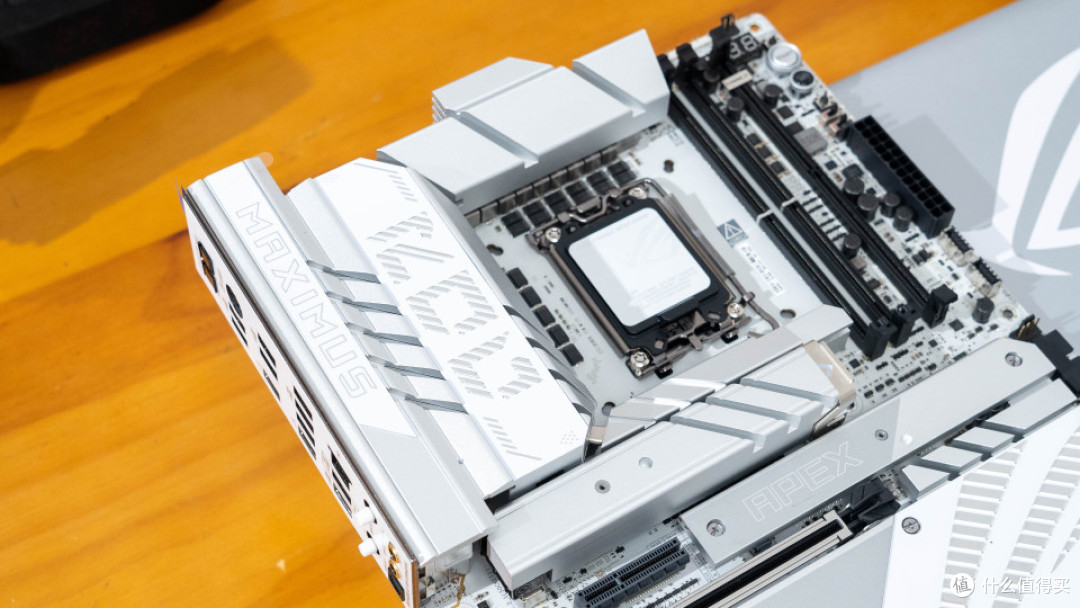 廉政主机VS复古主机:270K+ROG Z890 APEX+ TT Retro 360 TG装机