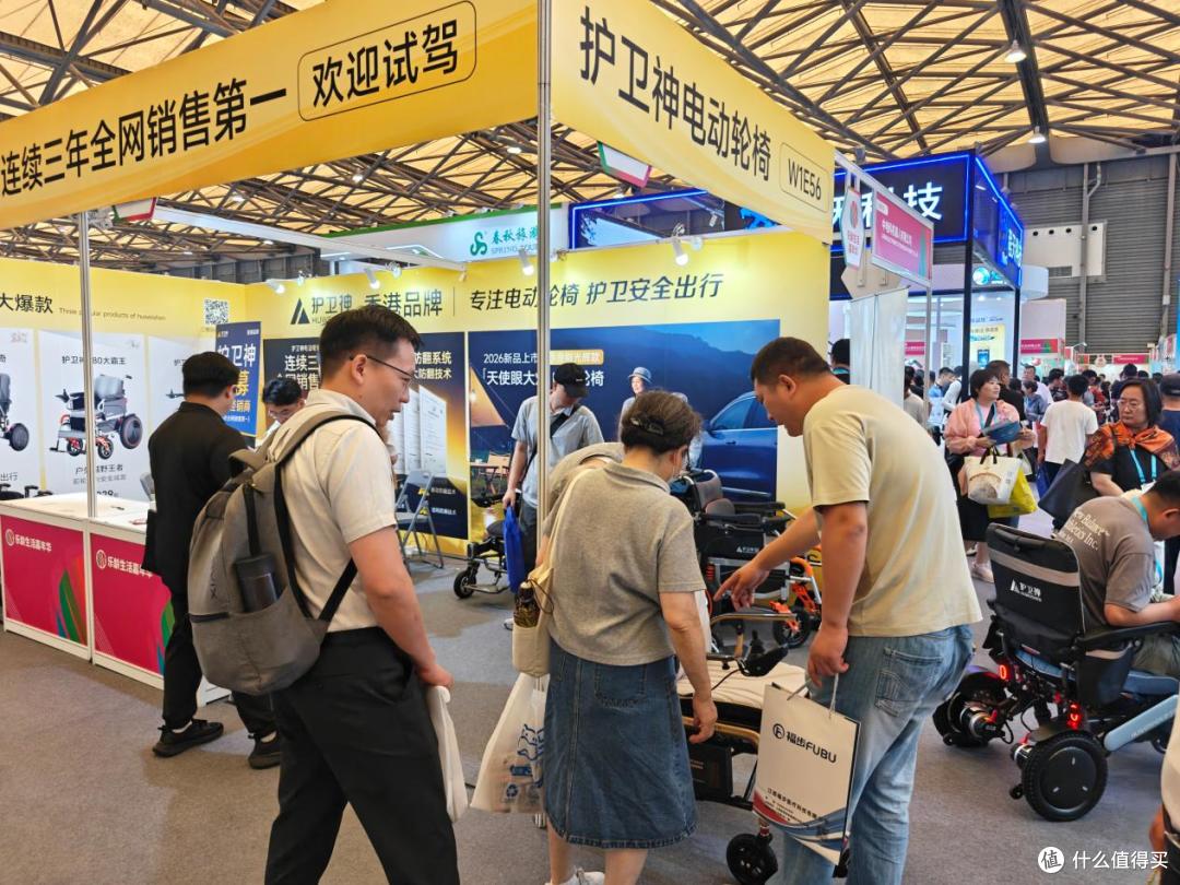 护卫神电动轮椅亮相上海老博会,多家媒体采访聚焦适老出行升级