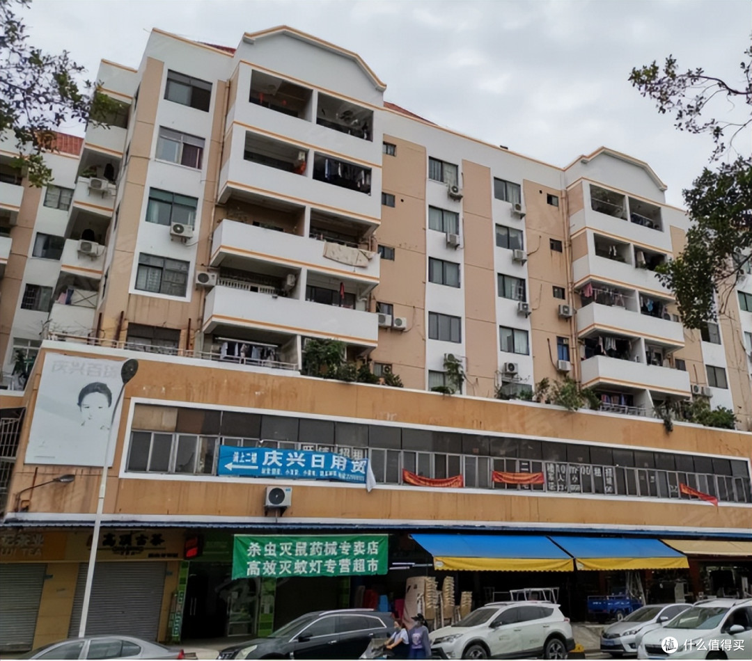 楼下10台空调外机炙烤，物业无执法权，酒店没越界，网友吵得凶