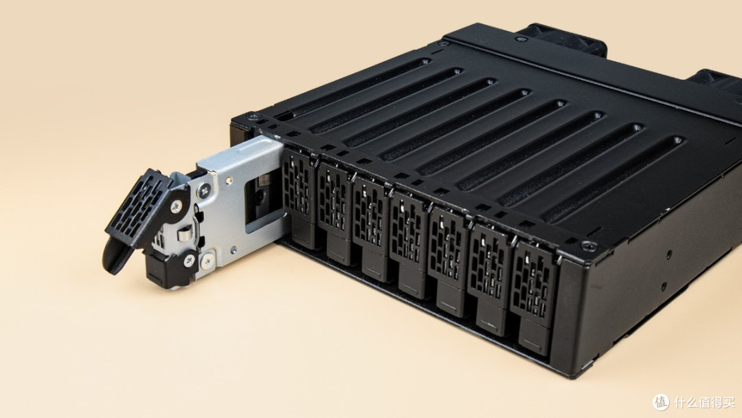 单光驱扩容8盘E1.S!ICY DOCK MB218E5P-B PCIe5.0高密度存储实测