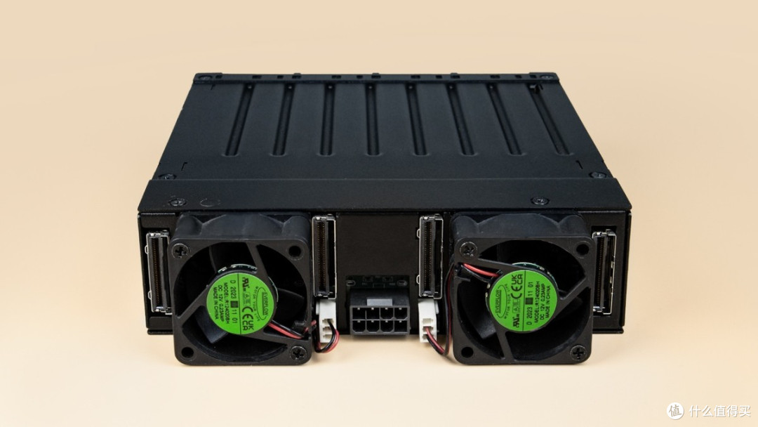 单光驱扩容8盘E1.S!ICY DOCK MB218E5P-B PCIe5.0高密度存储实测