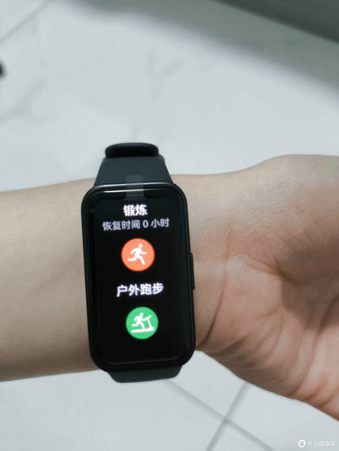 体验华为智能手环:轻巧舒适,健康管理更省心