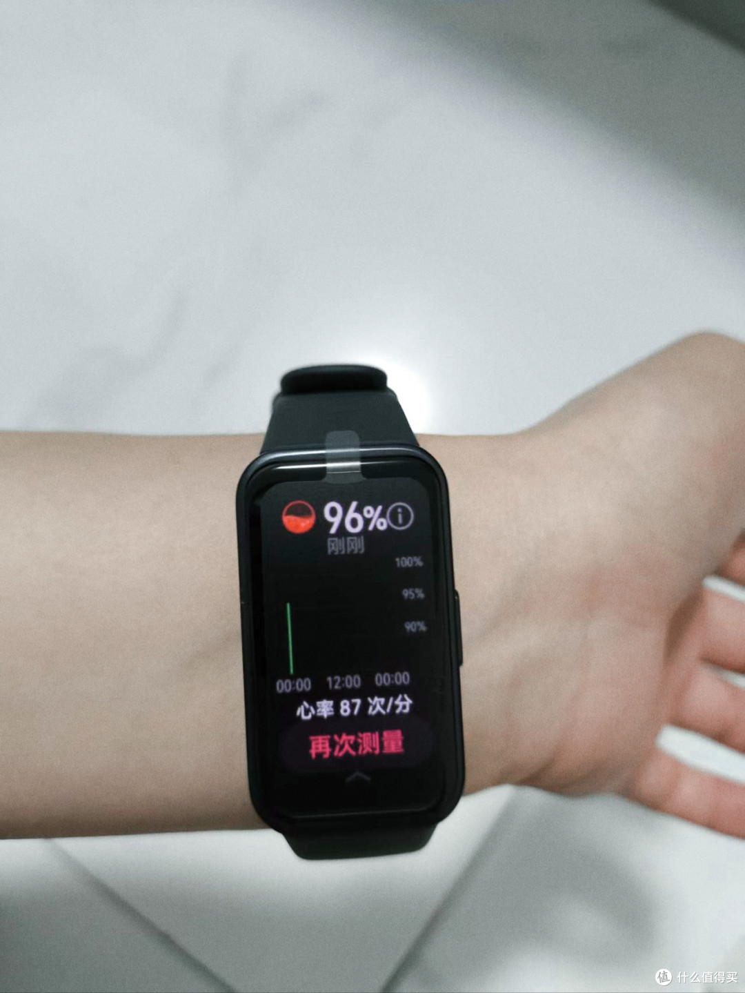 体验华为智能手环:轻巧舒适,健康管理更省心