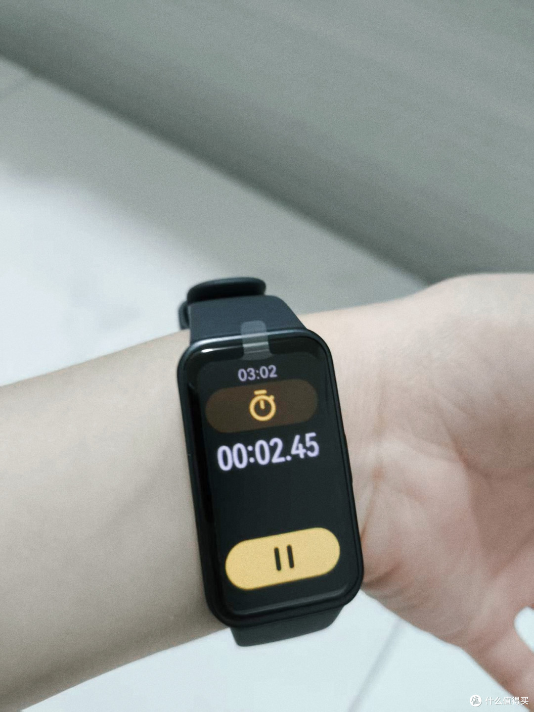 体验华为智能手环:轻巧舒适,健康管理更省心