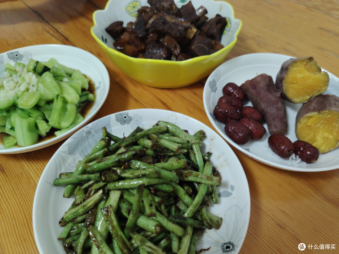 八点开饭，洗完澡正好啃排骨，舒坦