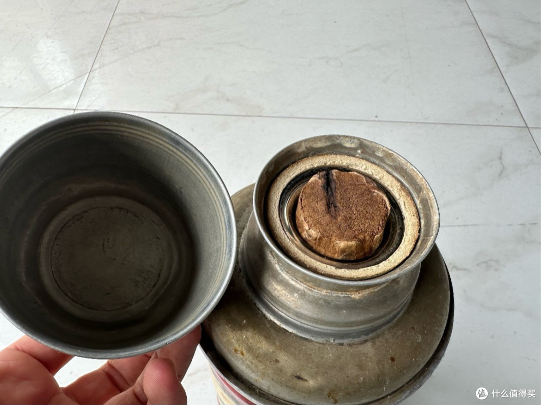 老旧暖瓶留存往日辛劳,饮水器具见证父子岁月变化