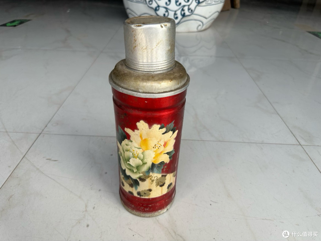 老旧暖瓶留存往日辛劳,饮水器具见证父子岁月变化