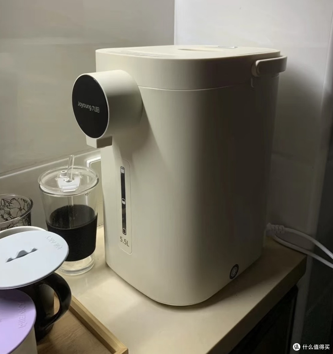 老旧暖瓶留存往日辛劳,饮水器具见证父子岁月变化