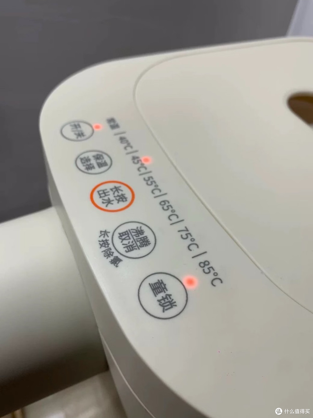 老旧暖瓶留存往日辛劳,饮水器具见证父子岁月变化