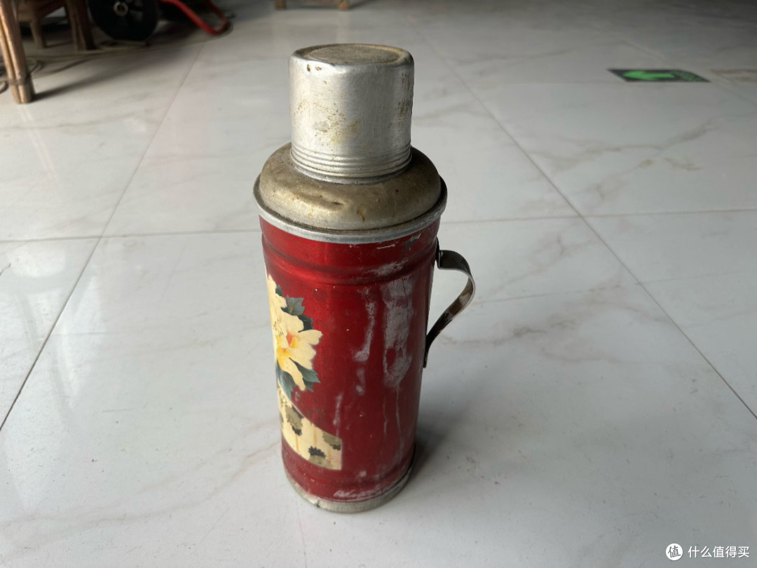 老旧暖瓶留存往日辛劳,饮水器具见证父子岁月变化