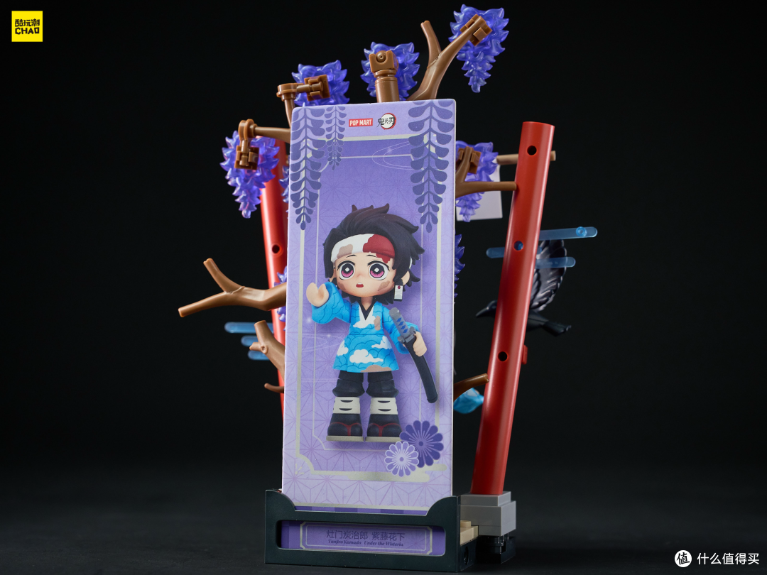背卡除了人物，也带有“紫藤花”这一关键词