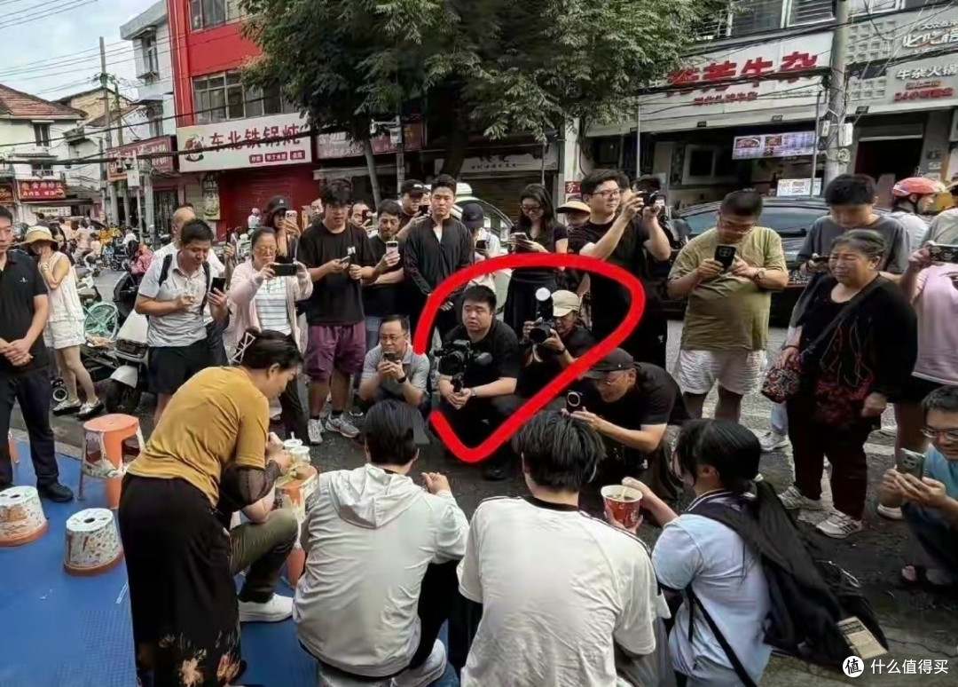 雷军这碗热干面,面是真吃了,戏也是真过了!