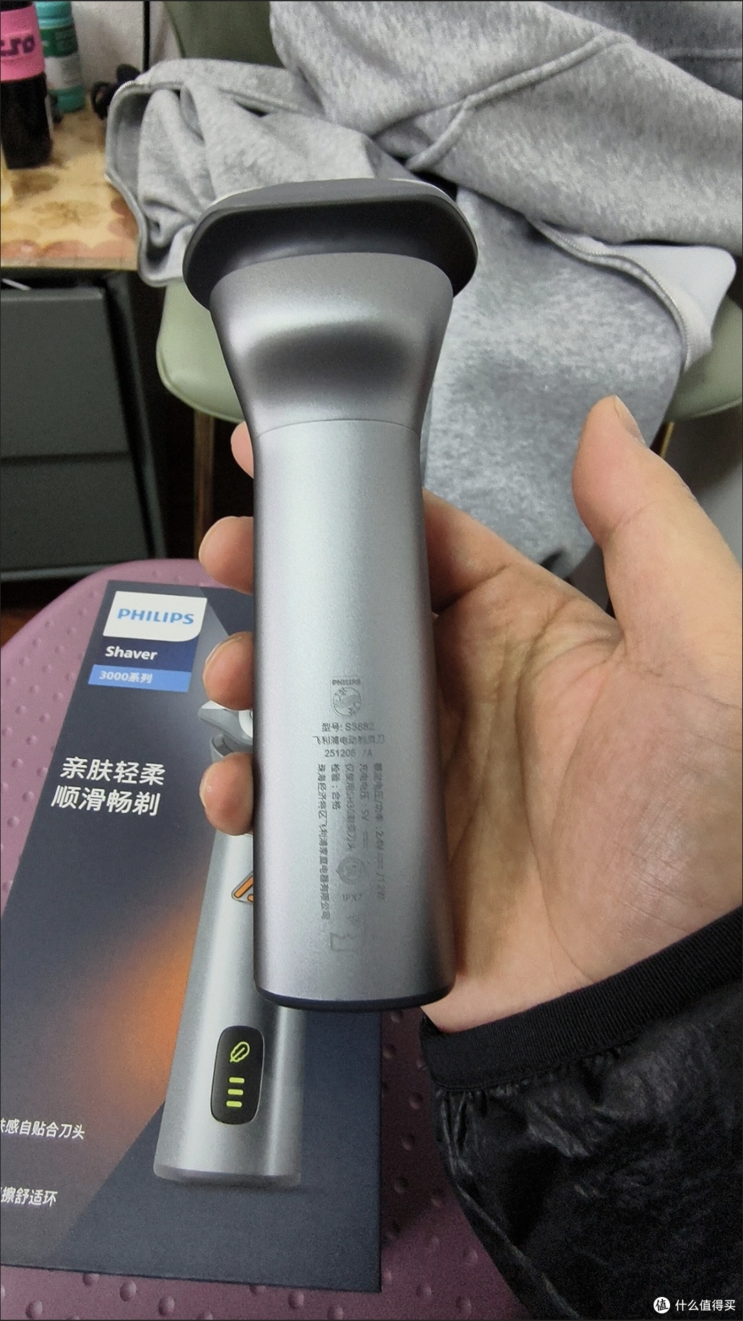 父子时光反差:新剃须刀替代旧推剪