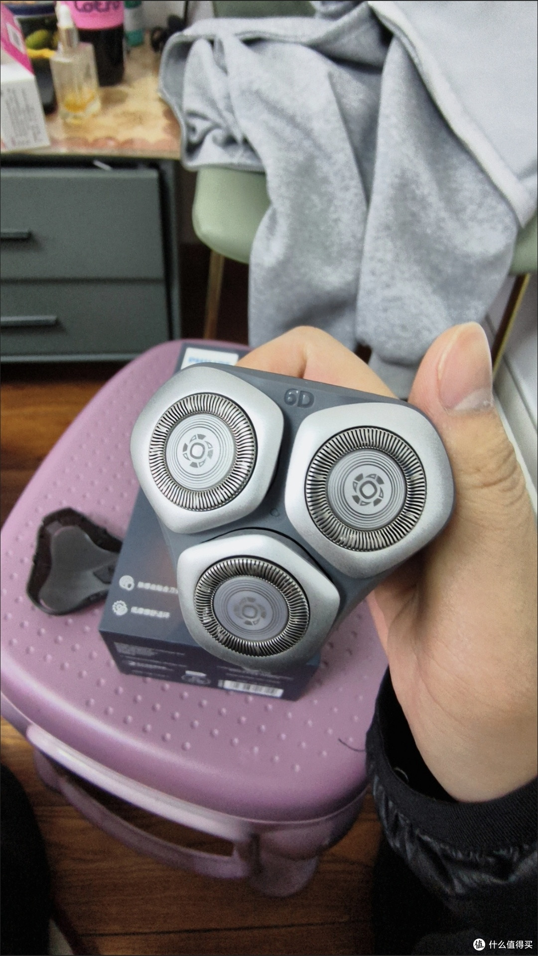 父子时光反差：新剃须刀替代旧推剪