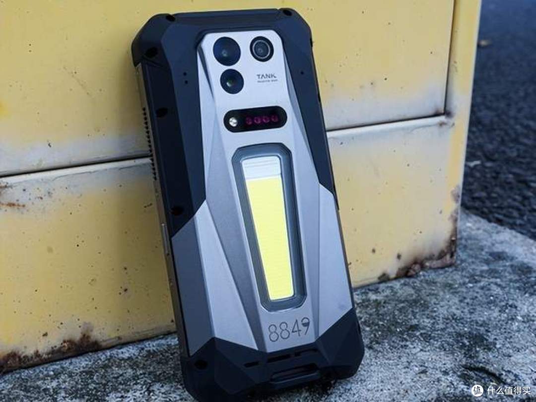 8849 Tank5 三防手机发布：17600mAh 巨无霸电池，自带激光投影