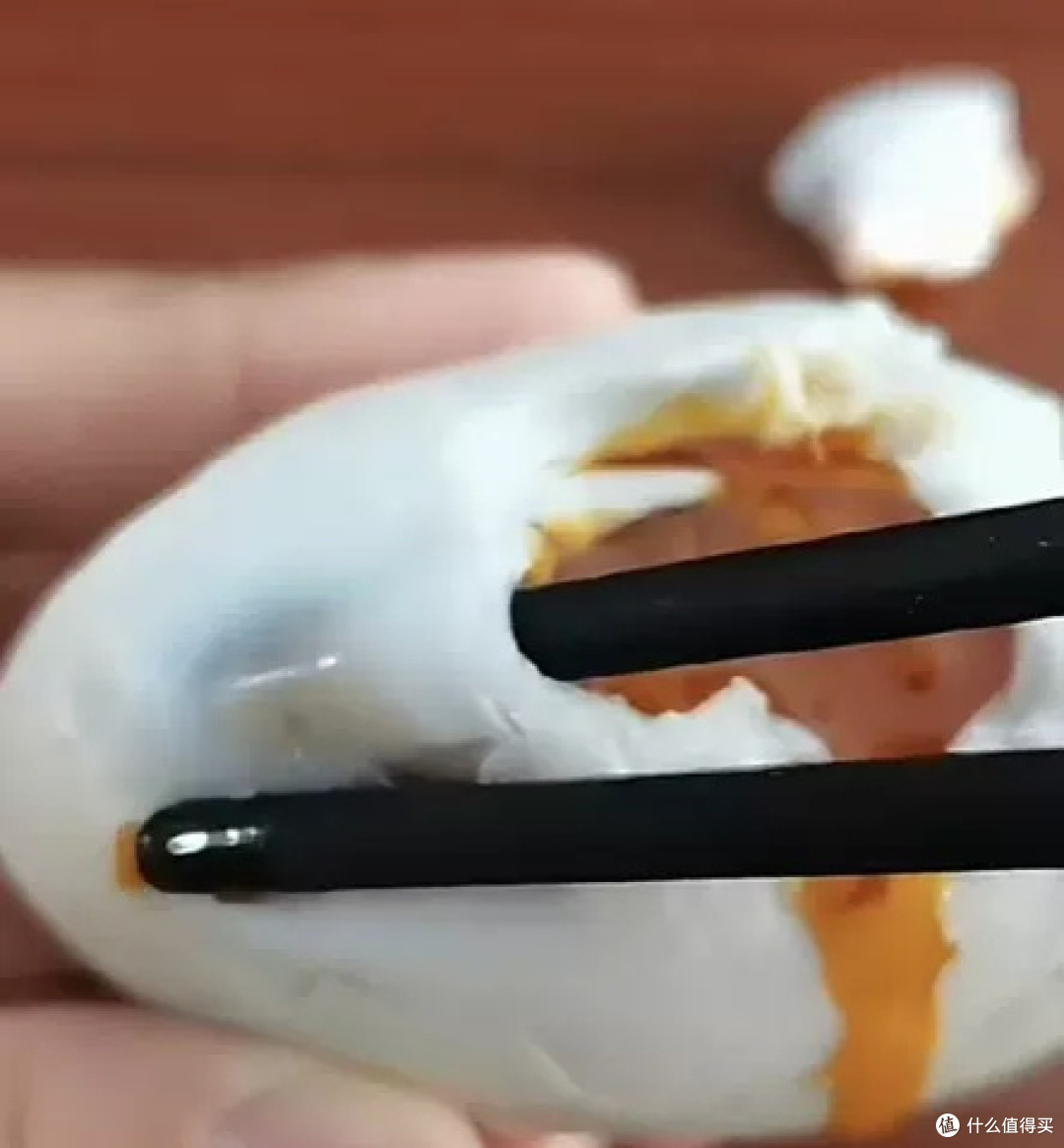 双黄咸鸭蛋礼盒:咬开的瞬间,红油顺着手指流到手腕