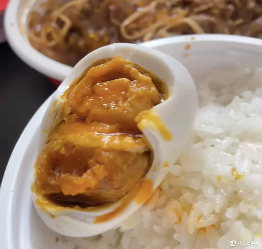 端午餐桌必备,咸蛋配粽子