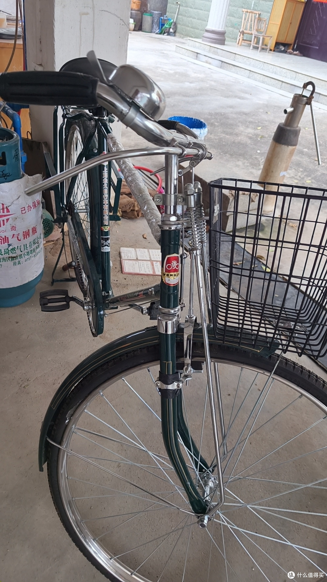 那辆28大杠还在,只是骑车的人换了位置