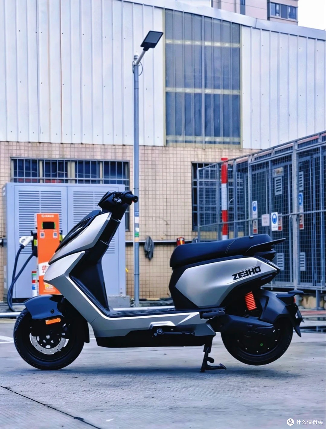 极核AE2 Pro:告别“买菜车”刻板印象!两轮通勤也能有驾驶乐趣