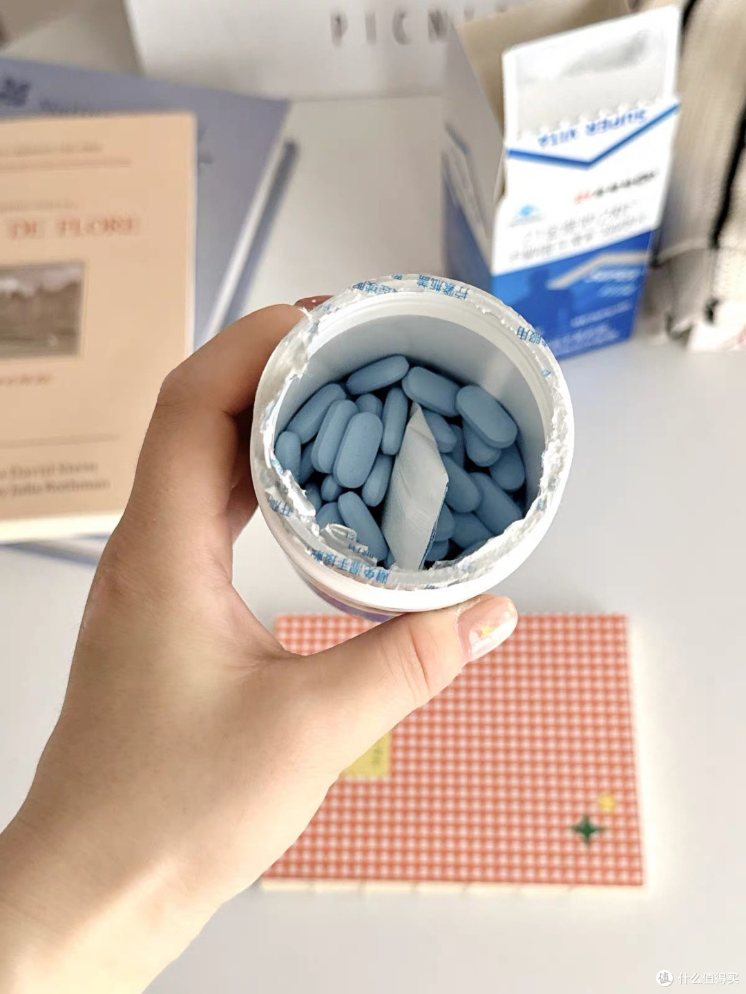 今年父亲节,我把"21金维他男士复合维生素片"塞进了老爸的掌心