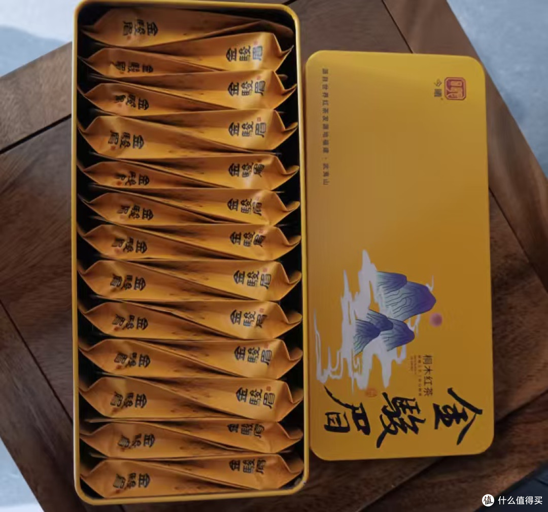 一盏金骏眉,照见两代人的时光反差