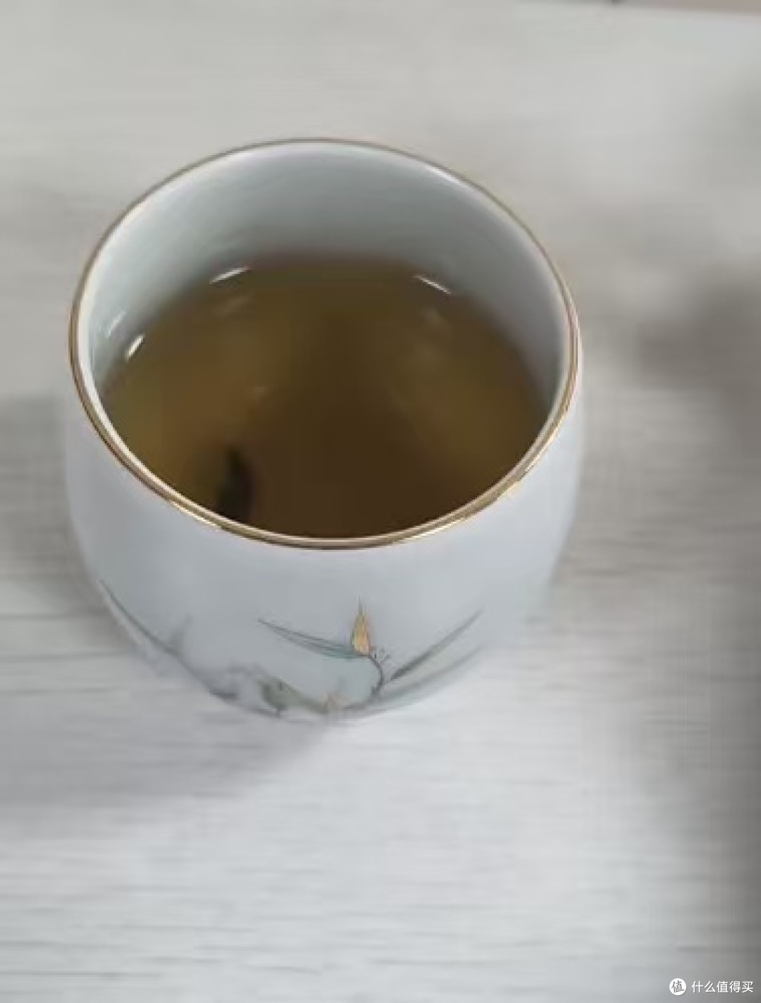 一盏金骏眉,照见两代人的时光反差
