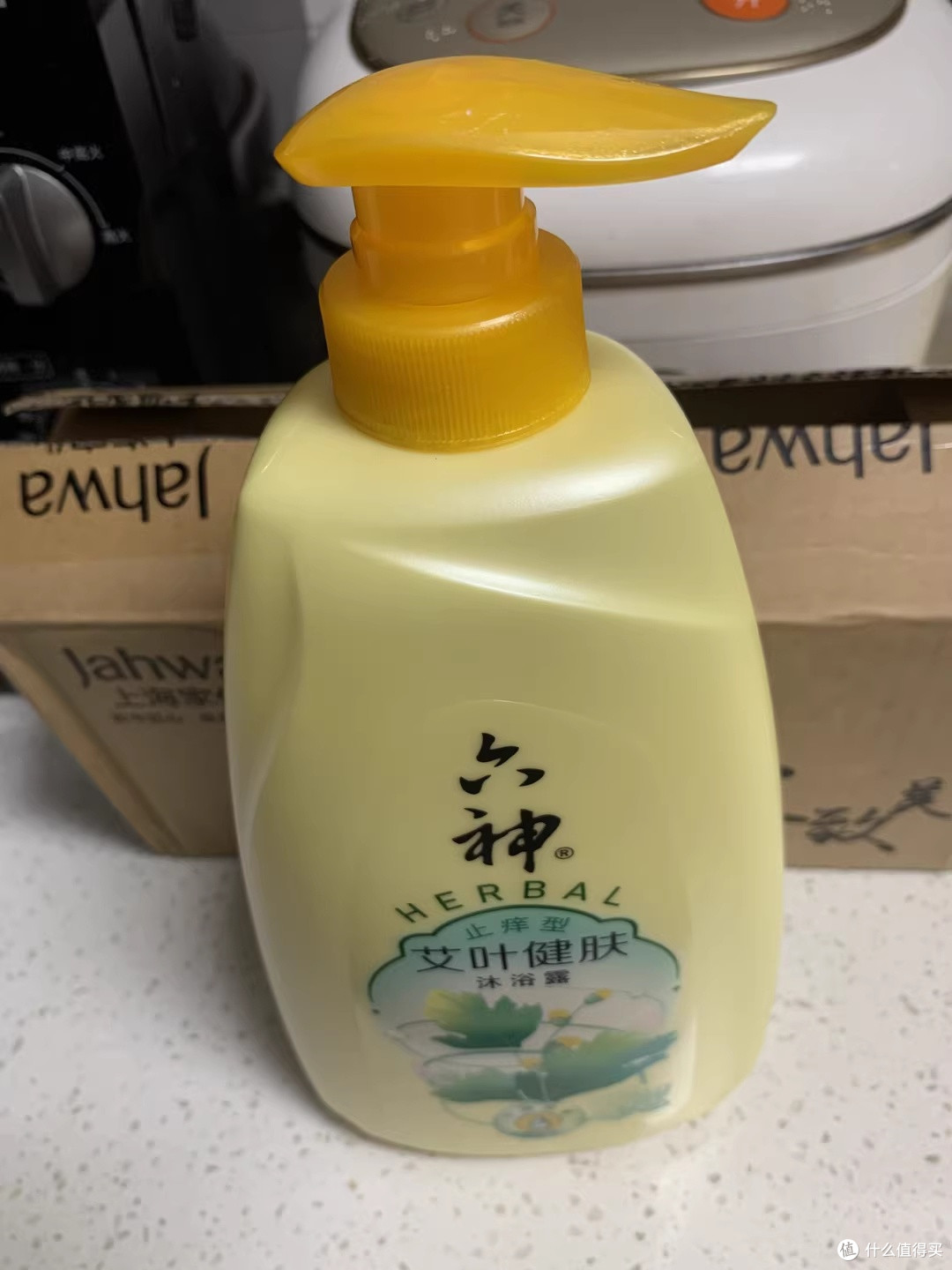 老爸钦点的浴室C位：六神艾叶健肤沐浴露