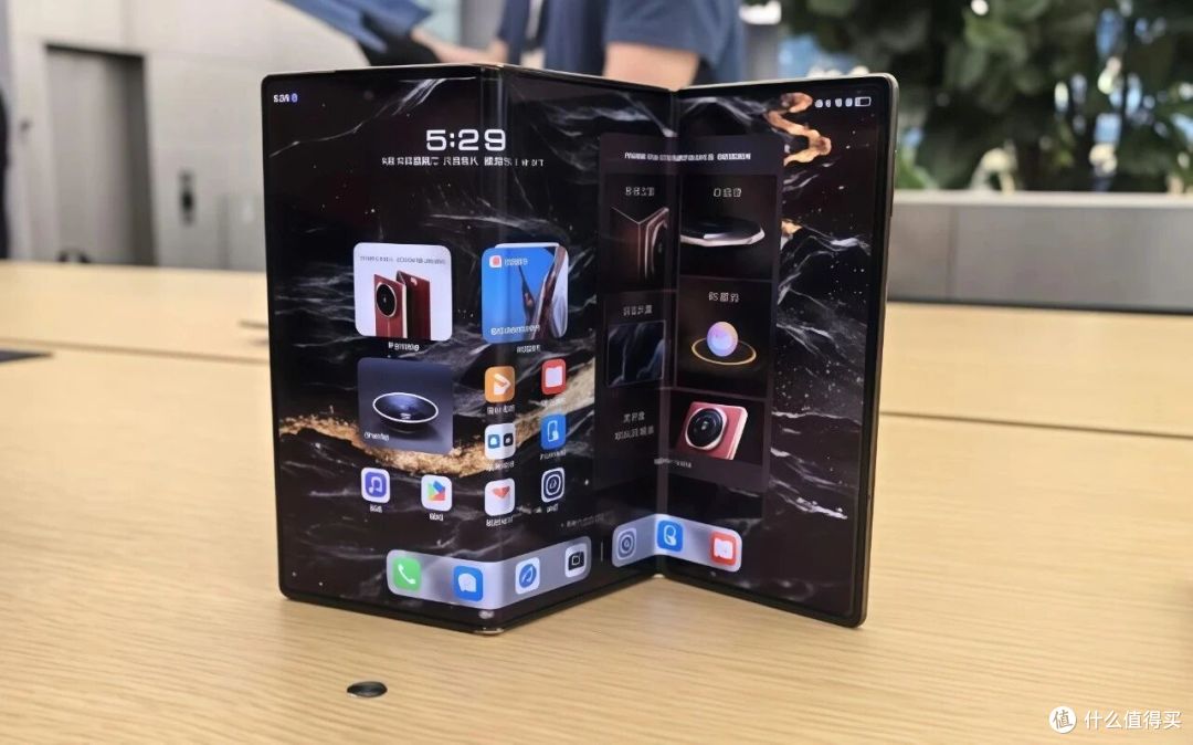 入网曝光、卫星上网、eSIM首发——华为Mate XT2这次要把牌全摊了