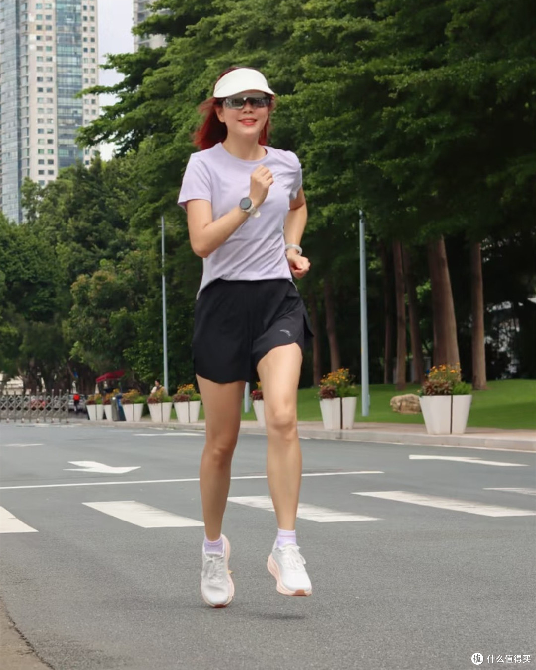 入夏后才发现：不兴耐克、阿迪，很多中年女人都在穿安踏、斯凯奇