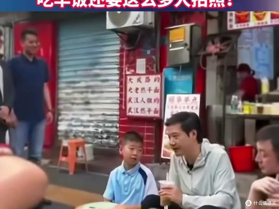 雷军回应武汉蹲坐过早被吐槽:流量时代,大家笑一笑就好